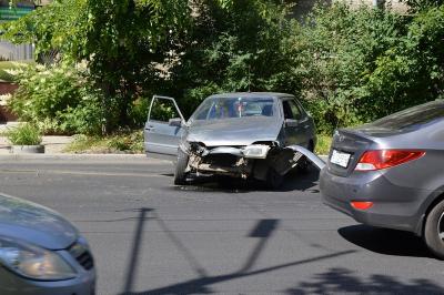 В ДТП на улице Горького столкнулись три легковушки